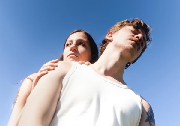 Voz da banda Scalene, Gustavo Bertoni se une a Giovanna Moraes em single autoral