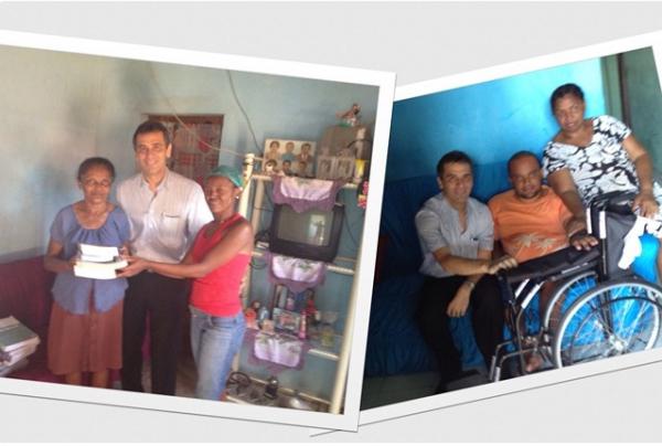 Prefeito faz doa&ccedil;&atilde;o de cadeiras de rodas e livros no natal.(Imagem:SECOM)
