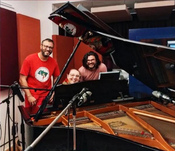 Cida Moreira grava em estúdio o show em que canta músicas do compositor Sérgio Sampaio