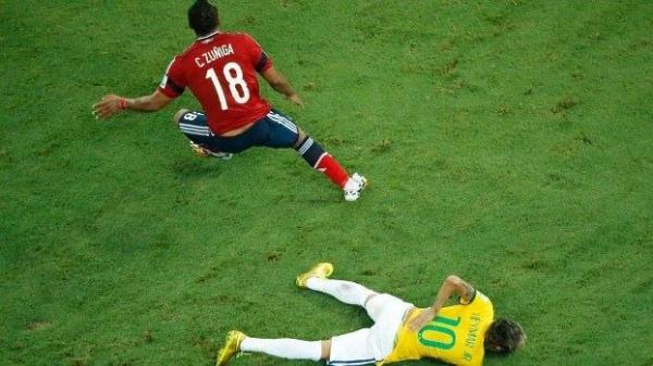 'Algoz' de Neymar, Zuñiga se defende: 'Foi uma jogada normal'