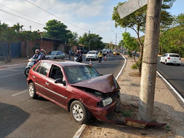 Motorista colide carro com poste enquanto transportava os filhos na Zona Sul de Teresina