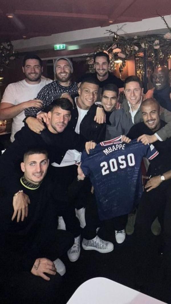 Elenco do PSG ?renova? contrato de Mbappé até 2050 em festa de aniversário do craque