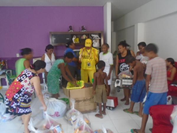 Fam&iacute;lias carentes recebem doa&ccedil;&atilde;o de cestas b&aacute;sicas em Floriano.(Imagem:FlorianoNews)
