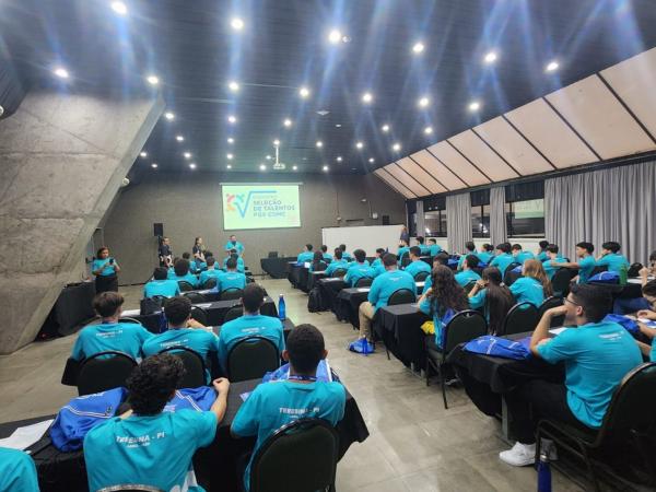 Alunos do Ceti Governador Dirceu Mendes Arcoverde participam de encontro nacional de talentos da FGV