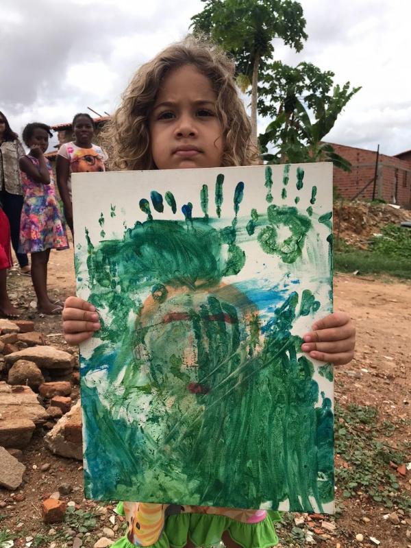 Menino faz vídeo para vender "obra de arte" da irmã de 4 anos e construir casa para a família em Ter
