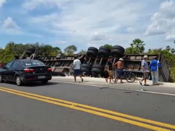 Motorista tomba caminhão baú e fica preso às ferragens na BR-343 no Piauí