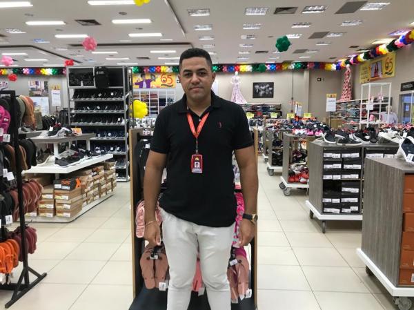 Jhoney, chefe do setor de cal&ccedil;ados do Armaz&eacute;m Para&iacute;ba.(Imagem:FlorianoNews)