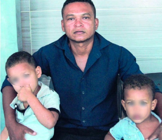 Homem pede doações para os filhos após ser abandonado pela esposa