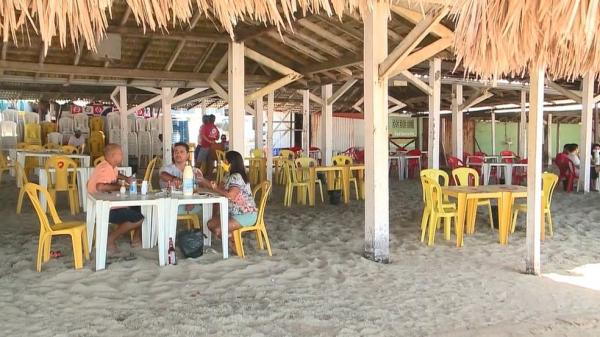Ingest&atilde;o de bebidas alco&oacute;licas &eacute; permitida nas barracas de praia.(Imagem:Reprodu&ccedil;&atilde;o/TV Clube)