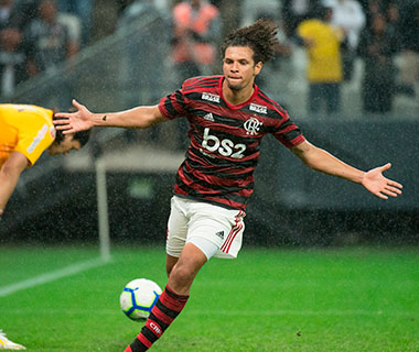 Flamengo vence Corinthians fora de casa e abre vantagem na Copa do Brasil