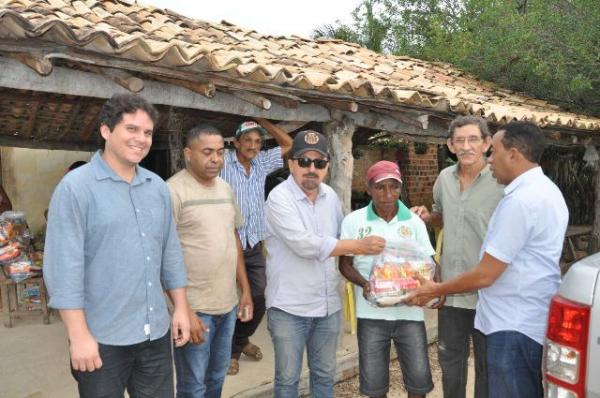 Prefeitura de Floriano entrega 4 mil cestas básicas nas zonas rural e urbana