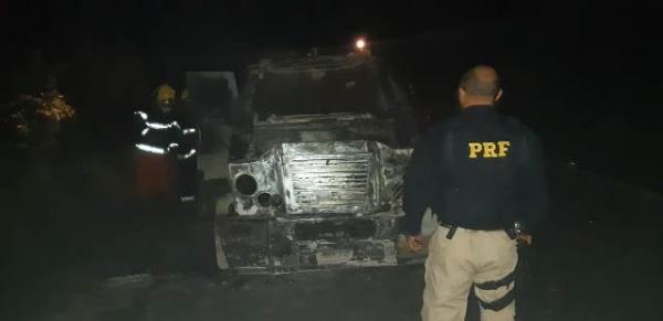 PRF atende inc&ecirc;ndio na BR 343.(Imagem:PRF)