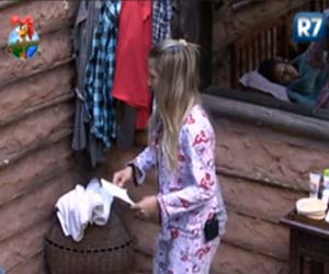 Desatenta, Janaina descumpre regra da Casa da Roça
