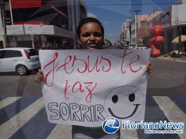 Jovens evang&eacute;licos levam a Palavra de Deus ao tr&acirc;nsito de Floriano.(Imagem:FlorianoNews)