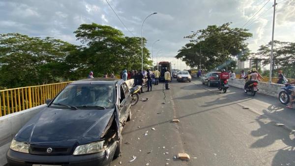 Condutor do carro preto e o motociclista foram levados para um hospital de Teresina.(Imagem: H&eacute;lder Vilela /TV Clube)