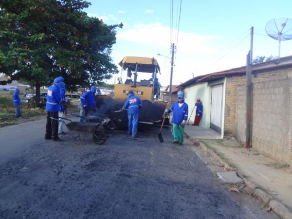 Rua Fernando Marques recebe pavimenta&ccedil;&atilde;o asf&aacute;ltica.(Imagem:FlorianoNews)