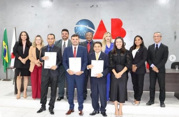OAB Floriano celebra novos advogados com a entrega de carteiras profissionais