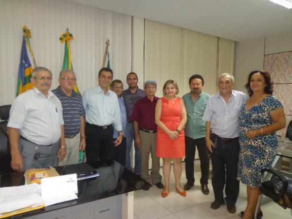 Prefeito e representantes de entidades discutiram sobre a 1ª Convenção Empresarial de Floriano.(Imagem:FlorianoNews)