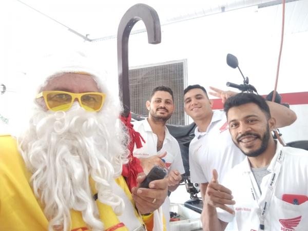 Rep&oacute;rter Amarelinho se veste de Papai Noel para manter viva a magia do Natal em Floriano.(Imagem:FlorianoNews)