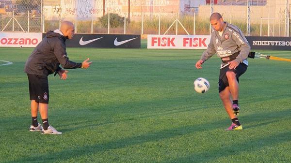 Adriano j&aacute; faz treinos com bola no CT do Corinthians.(Imagem:Carlos Augusto Ferrari / Globoesporte.com)