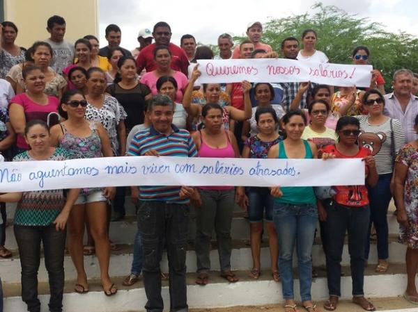 Servidores de Fartura do PI cruzam os braços contra atraso de salários