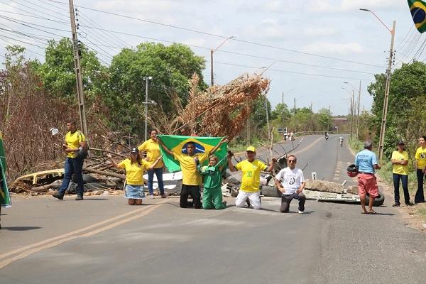  Bolsonaristas ajoelhados durante manifesta&ccedil;&atilde;o na BR-316 em Teresina.(Imagem: Lucas Marreiros/g1 )
