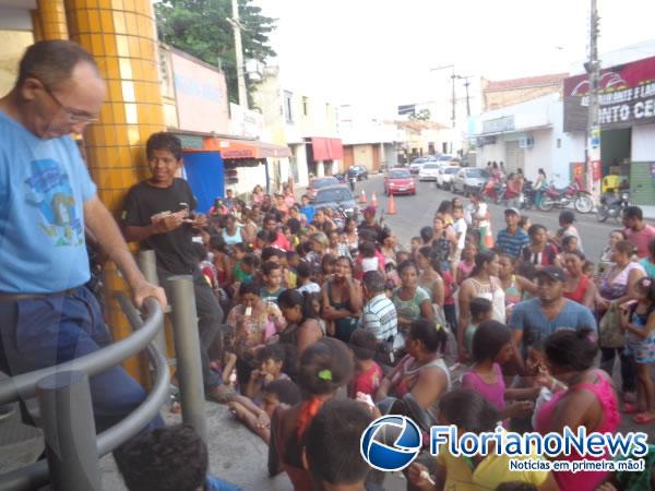 Crian&ccedil;as ganham presentes do Papai Noel dos Correios em Floriano.(Imagem:FlorianoNews)