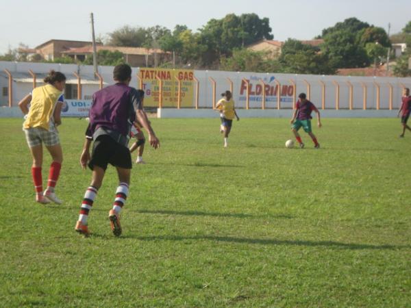 Meninas de Floriano durante treino no est&aacute;dio ao lado dos meninos(Imagem:reda&ccedil;&atilde;o)