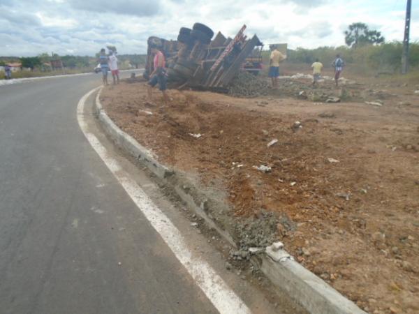 Caminh&atilde;o carregado de abacaxi tomba na Rotat&oacute;ria do Paracaty.(Imagem:FlorianoNews)