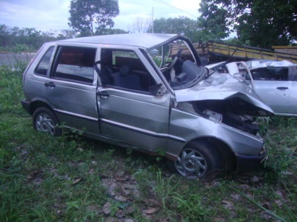 Eles vinham de Picos sentido Floriano, o motorista perdeu a dire&ccedil;&atilde;o e bateu numa &aacute;rvore(Imagem:reda&ccedil;ao)