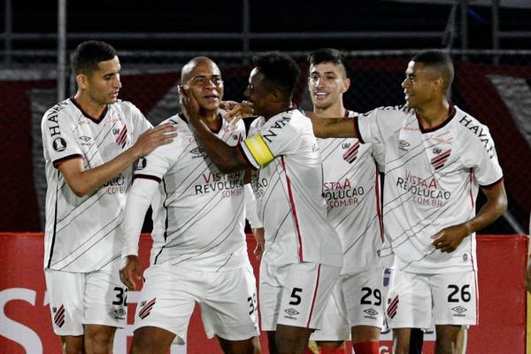 Decisivo, Walter volta a marcar após dois anos e se emociona com gol no Athletico: "Passa um filme"