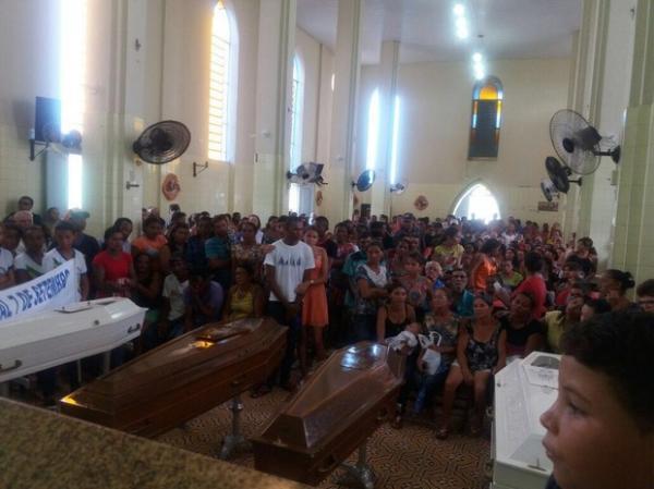 Missa de corpo presente das crian&ccedil;as mortas atraiu centenas de pessoas em Sim&otilde;es.(Imagem: Arquivo/Prefeitura de Sim&otilde;es)