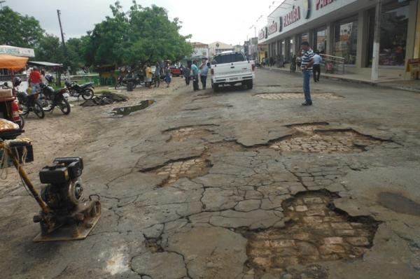 Prefeitura inicia opera&ccedil;&atilde;o tapa-buracos nas principais ruas de Floriano(Imagem:FlorianoNews)