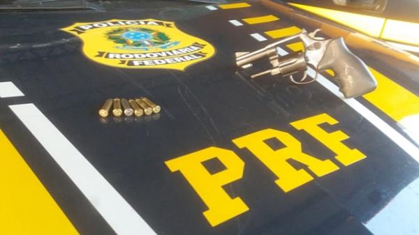 Homem é preso em posse de arma e munições na BR-230 em Floriano.(Imagem:PRF-PI)