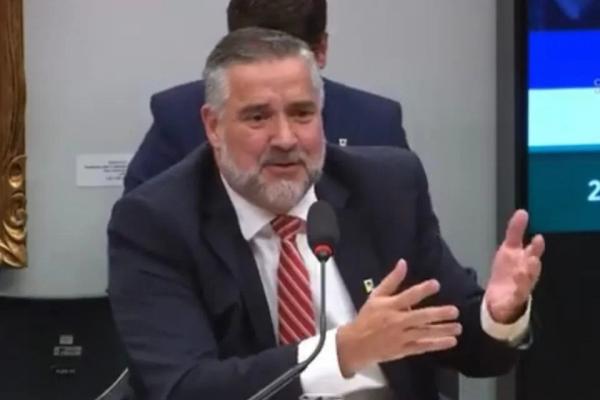 Ministro de Lula faz piada com apelido na planilha da Odebrecht