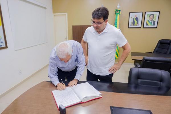 Ao transmitir cargo para embarcar &agrave; &Aacute;sia, Rafael destaca miss&atilde;o empresarial e interc&acirc;mbio de estudantes da rede p&uacute;blica(Imagem:Gabriel Paulino)