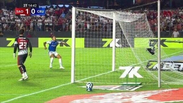 São Paulo e Cruzeiro empatam sob vaias no Morumbis