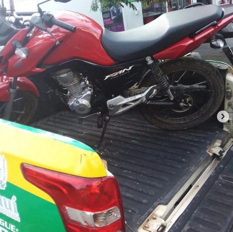 PM encontra motocicleta roubada abandonada em terreno baldio em Floriano