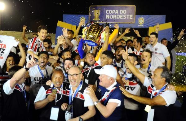  Santa Cruz campe&atilde;o Copa do Nordeste em 2016.(Imagem:Ademar Filho / Ag&ecirc;ncia Estado )