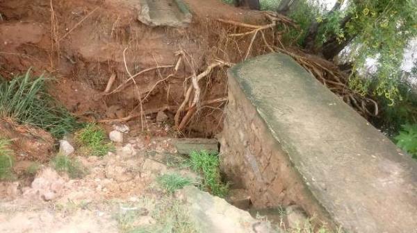 Ponte de c&oacute;rrego na Pra&ccedil;a de Eventos de Floriano apresenta rachaduras ap&oacute;s chuvas.(Imagem:FlorianoNews)