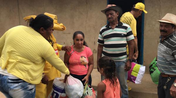 Projeto Amarelinho realiza doa&ccedil;&atilde;o de roupas e alimentos a moradores da zona rural de Floriano(Imagem:FlorianoNews)