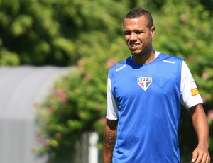 Luis Fabiano será reavaliado, mas só deve voltar ao time no domingo