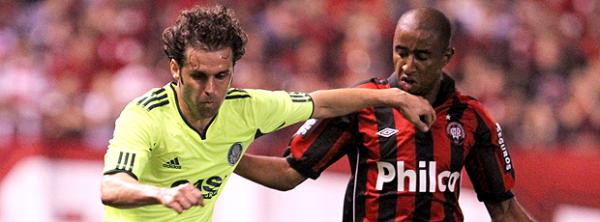 Atlético-PR bate Palmeiras na Arena e mantém sonho da Libertadores