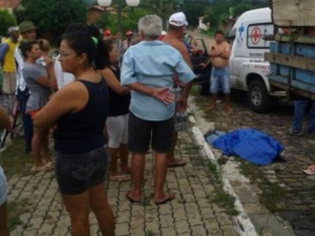 Gari escorrega ao tentar jogar lixo em caminhão e morre atropelado