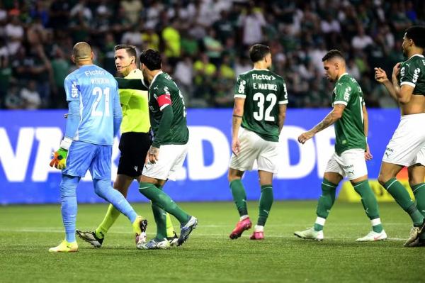 Weverton reclama com o &aacute;rbitro Ramon Abatti Abel em Palmeiras x Flamengo.(Imagem:Marcos Ribolli)