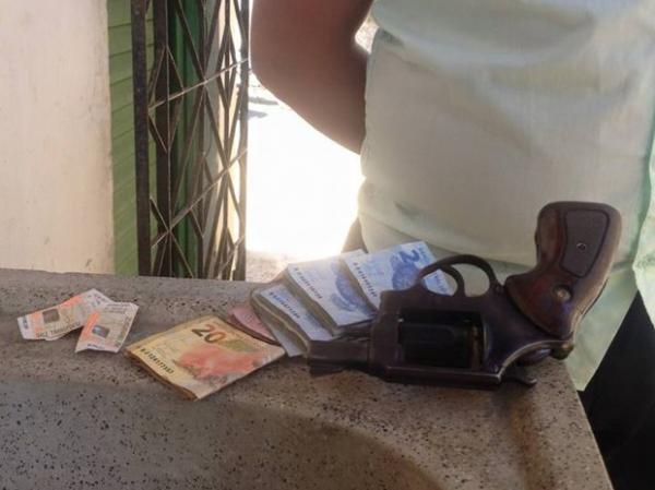Homem armado com revólver é preso após assaltar ônibus em Teresina