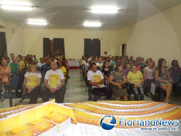 Padre Nylfranyo lan&ccedil;a livro sobre viv&ecirc;ncia espiritual.(Imagem:FlorianoNews)