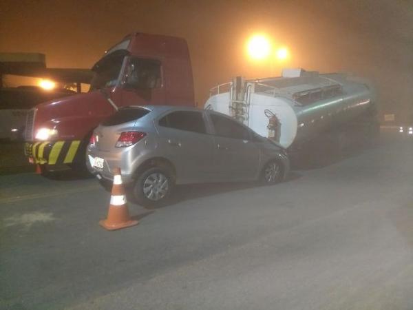 Caminhão descarrila sobre automóvel e provoca interdição de via em Floriano