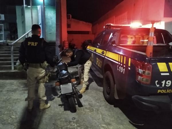 Durante fiscaliza&ccedil;&atilde;o, os policiais verificaram que a motocicleta apresentava ind&iacute;cios de adultera&ccedil;&atilde;o.(Imagem:Divulga&ccedil;&atilde;o/PRF)
