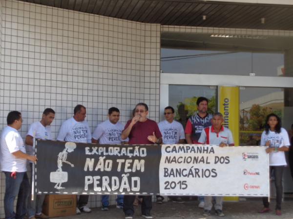 Banc&aacute;rios realizam manifesta&ccedil;&atilde;o e amea&ccedil;am greve em Floriano.(Imagem:FlorianoNews)